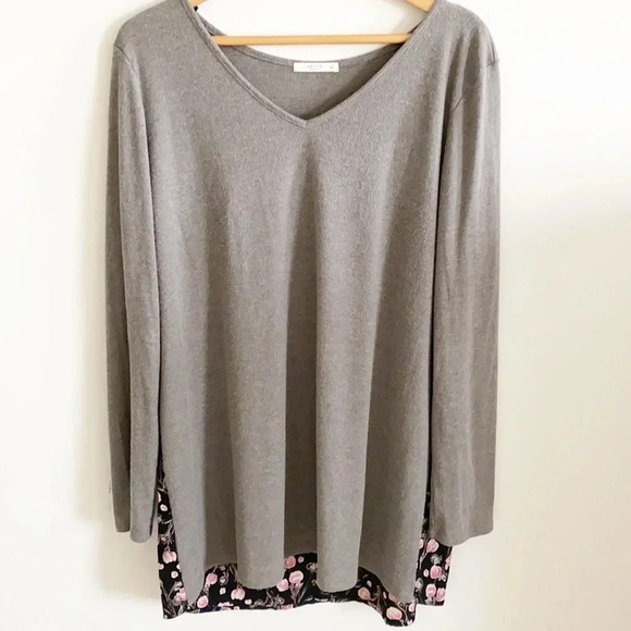 Le Lis Stitch Fix Gray knit floral back panel tunic top - Picture 2 of 6